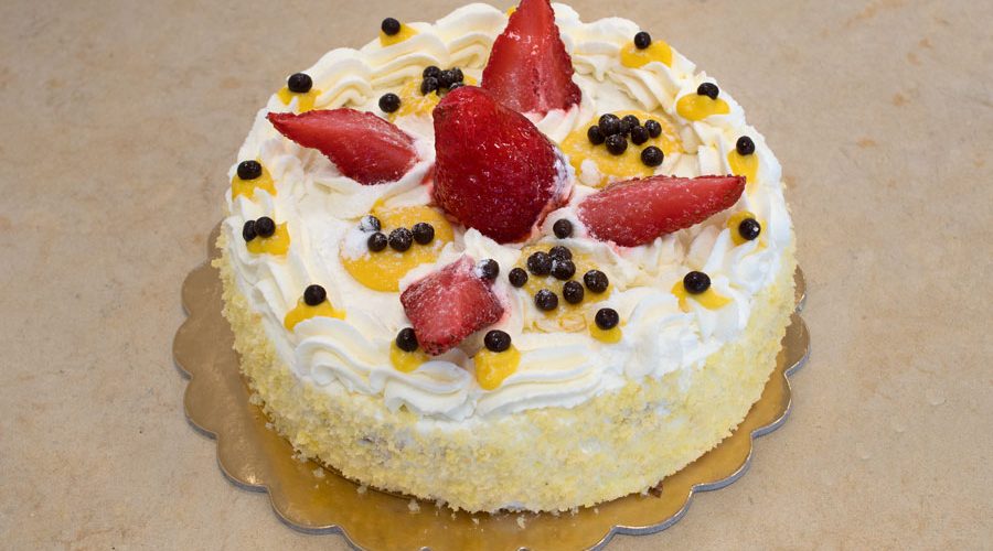 Dolci di Stefania - Torta metà polistirolo e metà pan di spagna farcito con  crema chantilly e fragole ricoperta e decorata con pasta di zucchero