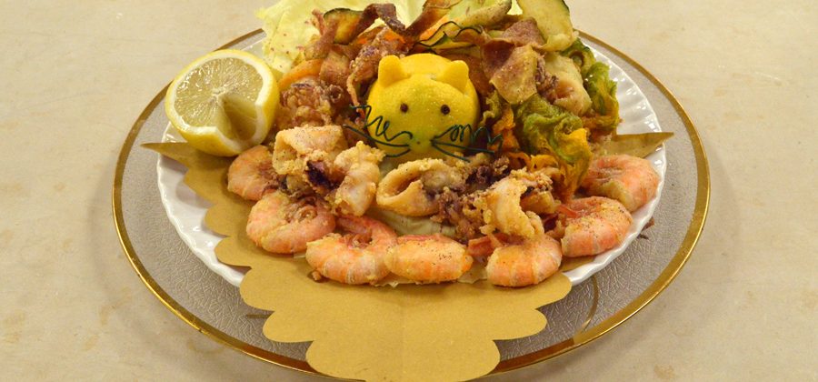 gran fritto di pesce con fiocchi fiori di zucchina e topolino felice