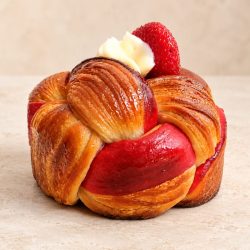 Brioche sfogliata bicolore con fragola e crema – Jessica Gasparro Brioche sfogliata bicolore con fragola e crema di Jessica Gasparro