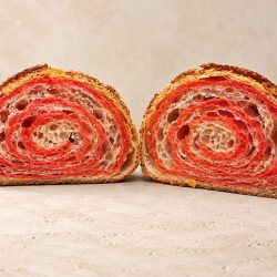 Sezione di croissant bicolore con sfogliatura a spirale – Jessica Gasparro Sezione di croissant bicolore con sfogliatura a spirale di Jessica Gasparro