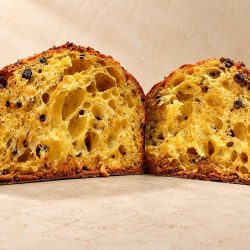 Panettone al cioccolato tagliato a metà – Jessica Gasparro Panettone al cioccolato tagliato a metà di Jessica Gasparro